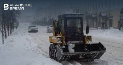 Днем в Казани для уборки снега задействуют более 200 единиц спецтехники