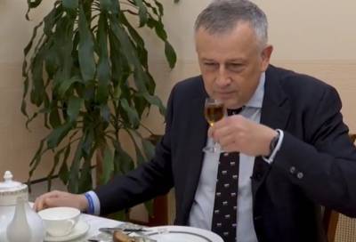 «Не по работе, а от души»: Александр Дрозденко поднял рюмку копорского чая за ленинградские продуктовые бренды