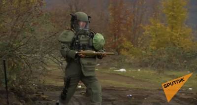 Российские военные инженеры активно разминируют местности в Карабахе. Видео