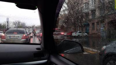 Все отвыкли от дождя: пробки парализовали центр Симферополя