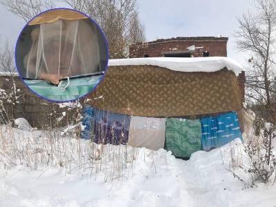 В Волгодонске мужчина живет в заброшенном здании, используя одеяла вместо окон и дверей, отказываясь от переезда