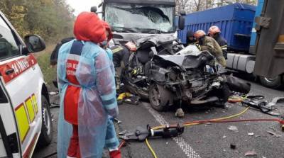 В Черкасской области легковой автомобиль зажало между грузовиками, есть жертвы
