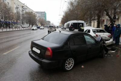 Водитель без прав спровоцировал тройное ДТП в Волгограде