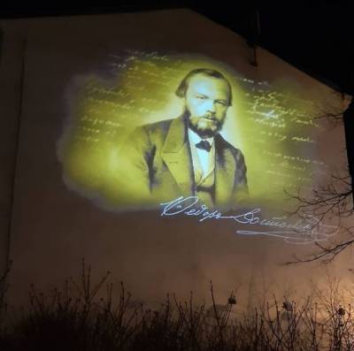 Первый световой граффити-портрет Федора Достоевского появился в центре Петербурга