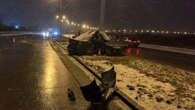 Водитель легковушки, "намотавшейся" на столб, погиб в Иркутске
