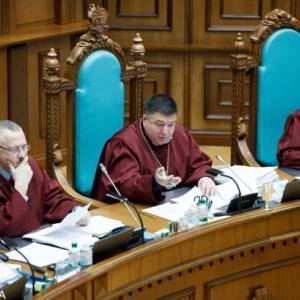 Депутаты обжаловали в КСУ карантин выходного дня