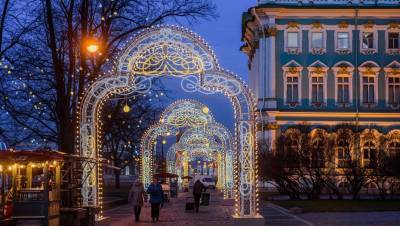 Новогоднее оформление Петербурга урезали из-за ограниченного финансирования
