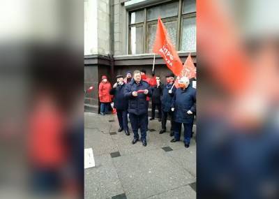 "Мы превращаем страну в территорию ЧС": коммунисты провели антибюджетную акцию у Госдумы