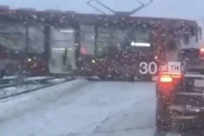 В Казани в час пик трамвай сошел с рельсов и перекрыл дорогу