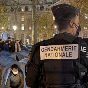 В Париже полиция демонтировала нелегальный лагерь мигрантов
