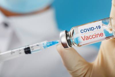 Эффект от COVID-вакцины длится не меньше года – врач