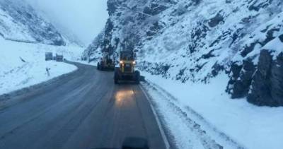 КЧС и ГО Таджикистана предупреждает о гололедице, снежных заносах и лавиноопасности на дорогах
