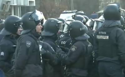 Киев колотит: у посольства США парализована дорога, много полиции и Нацгвардии