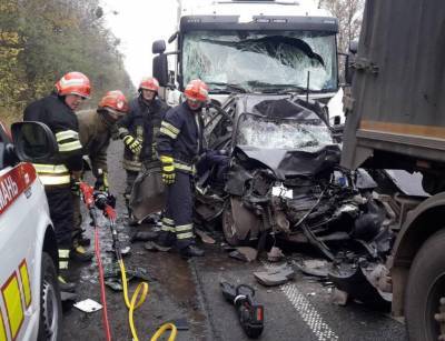 Под Уманью грузовик столкнулся с легковушкой: Есть жертвы - news.bigmir.net - Львов - район Уманский