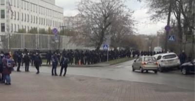 В Киеве полиция и Нацгвардия оцепили посольство США