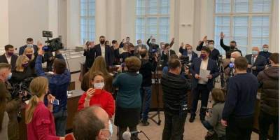 Часть депутатов Львовского горсовета провела первое заседание: Садового отстранили от полномочий мэра