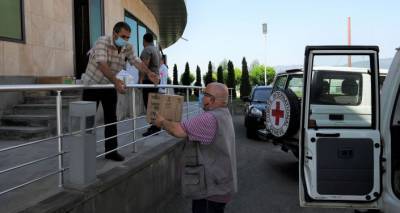 Посылки с продуктами и одеяла: МККК передал Карабаху помощь для мирного населения