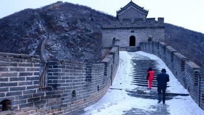 Туристы не могут передвигаться по Великой Китайской стене из-за гололеда — видео
