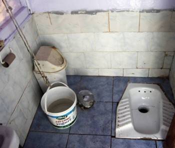 За плохое поведение мыли туалеты и полы: ужасы детского сада