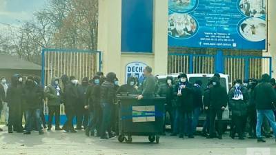 Александр Овчаренко - Фанаты "Десны" прорвались на территорию стадиона и выбросили директора в мусорник: видео - 24tv.ua - Киев