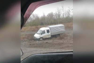 В Ростовской области грузовик съехал с дороги и застрял в грязи
