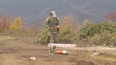 «Неразорвавшиеся снаряды могут быть где угодно»: как проходит разминирование Карабаха российскими сапёрами