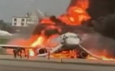 Столбы черного дыма в небе: загорелся пассажирский самолет Boeing 747