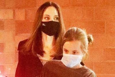 Анджелина Джоли с дочерью Вивьен на шопинге в Лос-Анджелесе: новые фото