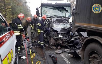 В Черкасской области грузовики раздавили авто, погибли два человека