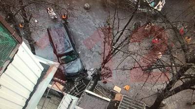 Один человек погиб и трое пострадали после наезда джипа на тротуар в Москве