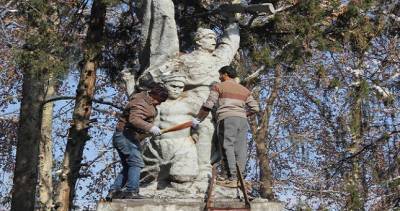 В Вахдате приступили к реставрации памятника героям-связистам