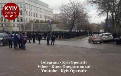 В Киеве возле посольства США проходит акция протеста (ФОТО, ВИДЕО)