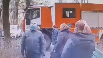 Видео с места ЧП в Санкт-Петербурге, где отец взял в заложники шестерых детей