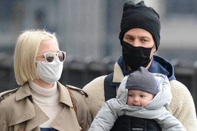 Мишель Уильямс с мужем Томасом Кайлом и ребенком на прогулке в Нью-Йорке
