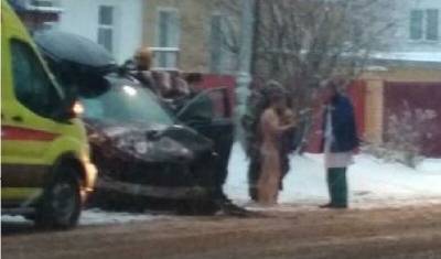 Обнаженный водитель на Lexus разнес парковку в Костроме