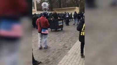 В Чернигове ультрас "Десны" бросили директора стадиона в мусорный бак