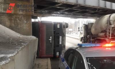 В Екатеринбурге под мостом перевернулся мусоровоз