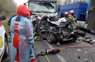 Трагическое ДТП произошло на трассе, среди жертв ребенок: "авто зажало грузовиками", фото