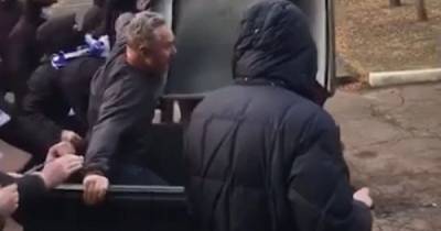 Ультрас "Десны" бросили в мусорный бак директора черниговского стадиона (фото, видео)