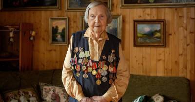 “За благодеяние”: 98-летняя ветеран собрала деньги для семей погибших от ковида врачей
