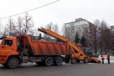 Снег и лед продолжают убирать с улиц Нижнего Новгорода