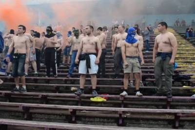 Футбольные фанаты забросили в мусорку директора стадиона в Чернигове: видео инцидента