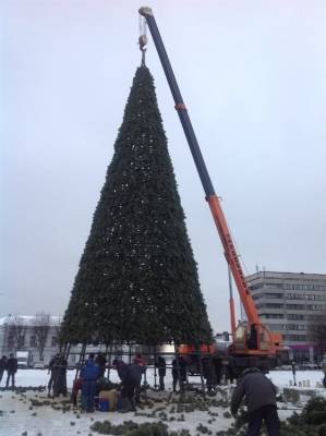 На Соборной площади устанавливают главную новогоднюю ёлку Ульяновска