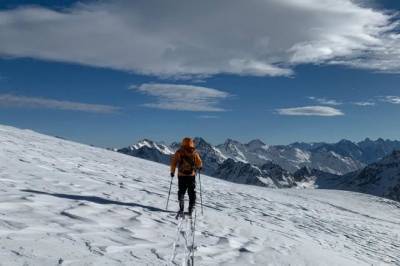 На Эльбрусе на третьи сутки поисков нашли живым заблудившегося альпиниста