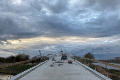 В Твери завершается строительство пешеходного моста