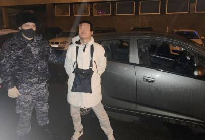 Пьяный житель Петербурга разбил стекла в машине своей бывшей девушки