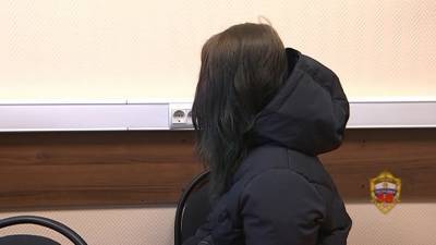 Допрос москвички, бросившей ребенка в запертой квартире, сняли на видео