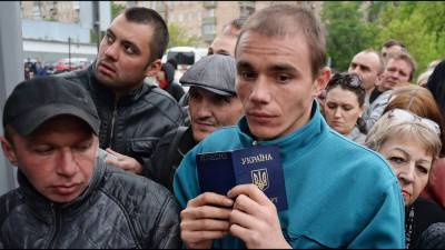Депутат Рады: Украину превратили в нищую страну, из которой бегут люди
