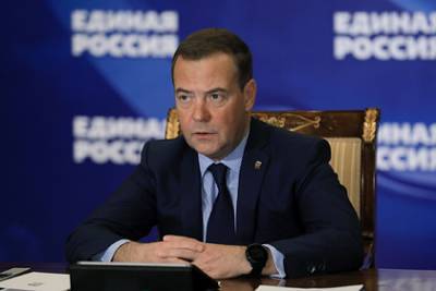 Медведев предложил платить россиянам за ненормированный рабочий день