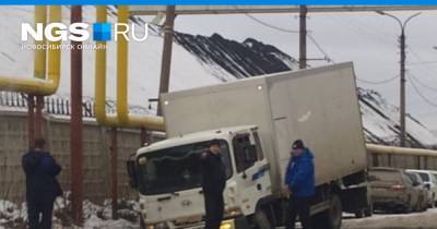 Грузовик провалился в яму на дороге недалеко от ТЭЦ-2 - ngs.ru - Новосибирск - район Ленинский, Новосибирск
